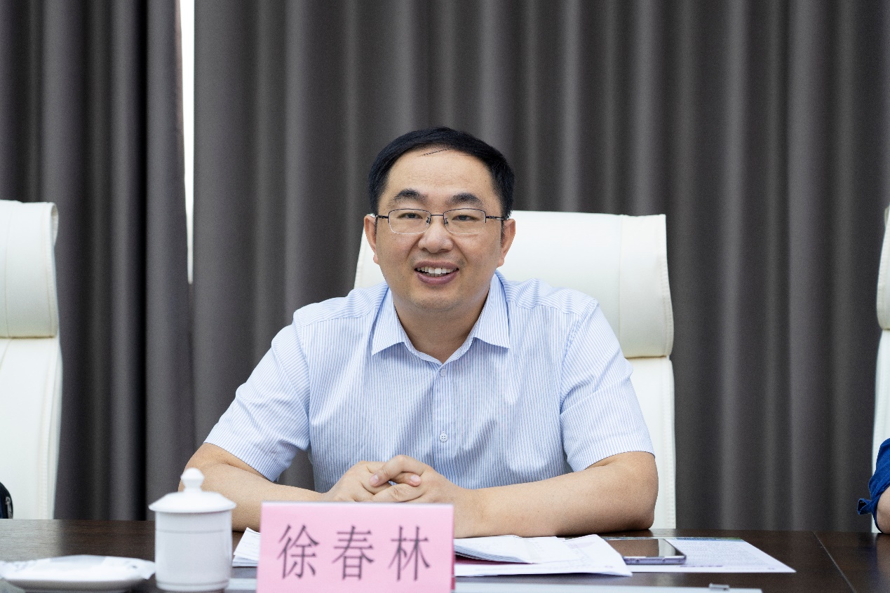 男人坐在桌子前描述已自动生成 男人坐在桌子前描述已自动生成